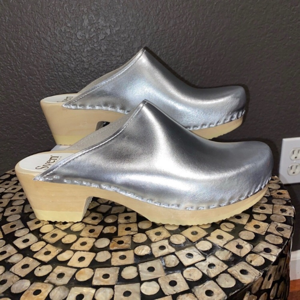 NWOT Sven Holo Silver MULE Clog 42/10